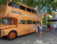 Amazon spustil náborovú kampaň s autobusom