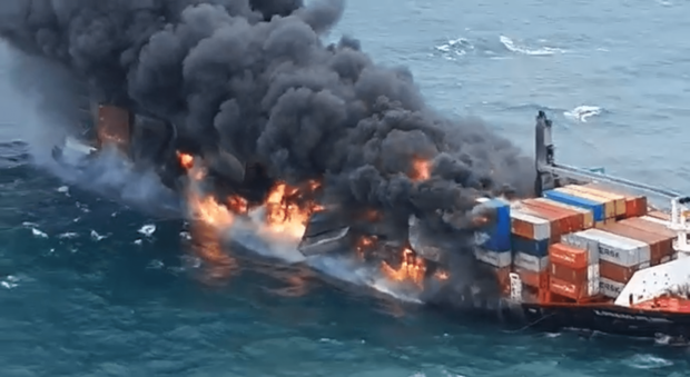 Potápajúca sa nákladná loď ohrozuje morský život